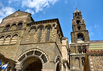 Fototapeta na wymiar Cathédrale Notre-Dame- de- L'Annonciation (Le Puy--en-Velay)