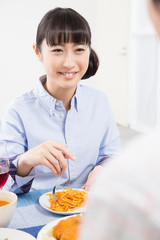 食事をするカップル