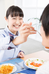 食事をする笑顔のカップル