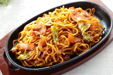 食卓の鉄板ソース焼きそば