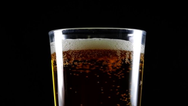 Cerveza fria en fondo negro