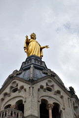 Goldene Statue der Jungfrau Maria auf der Basilika in Lyon
