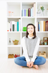 棚の前に座る女胡坐で座る女性性