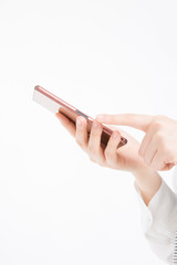 携帯メールを見る女性