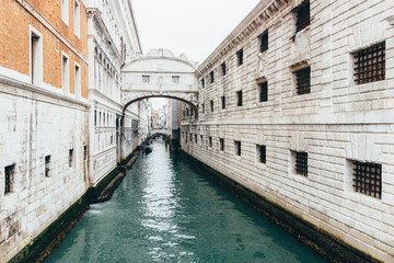 Fototapeta na wymiar Ponte dei Sospiri, Venezia. Bridge of Sighs in Venice Italy. Without people. Beautiful postcard from venice. tourist spot.