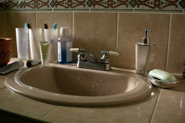 Fototapeta premium cosmetics and articles of personal use on the bathroom sink