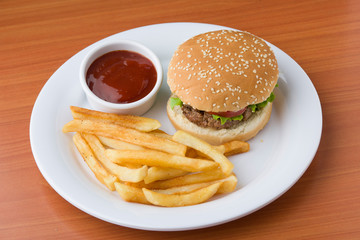 Hamburguesa con papas y catsup