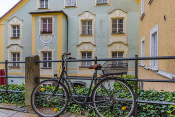 Fototapeta na wymiar Fahrrad vor historischer Fassade in der Altstadt von Passau