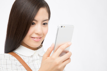 Fototapeta premium スマホを見る女性