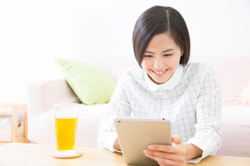 タブレットＰＣを見る女性