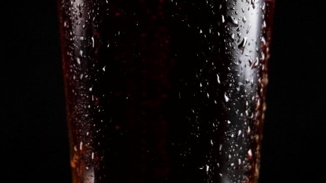 Cerveza fria en fondo negro