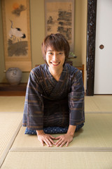 挨拶をする男性