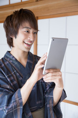 タブレットＰＣを操作する男性