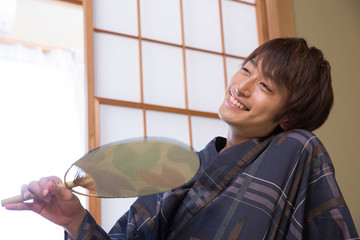 浴衣姿の男性
