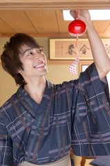 風鈴を吊るす男性