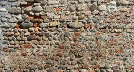 Muro di pietre e sassi - recinzione