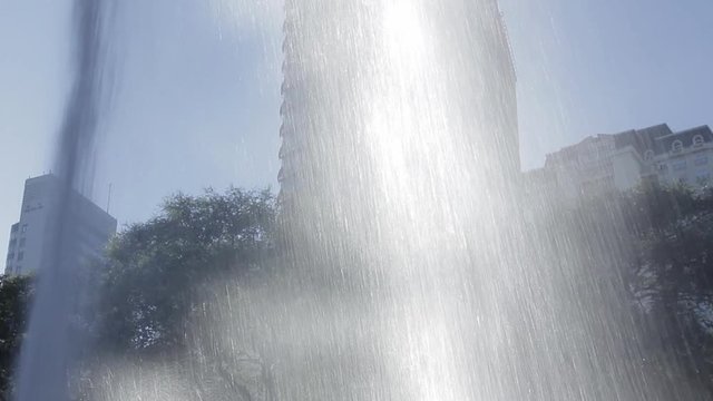 Fuente de agua en Buenos Aires. Cascada.
