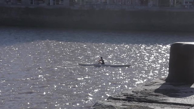 Hombre remando en bote en Río de la Plata en Buenos Aires