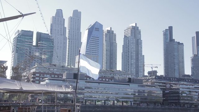 Puerto Madero vista a edificios modernos y bandera argentina.