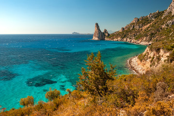 Sardegna, splendida veduta sul mare nella località di Perda Longa, a Baunei, Italia  - obrazy, fototapety, plakaty