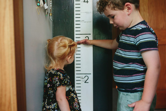 brother measure little sister on growth chart