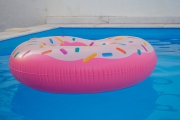 Flotador con forma de donut en la piscina