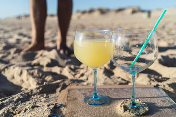 Bebida de colores en la playa