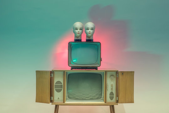 light experiment with retro TVs and doll heads