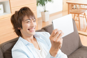 タブレットPCを見る男性