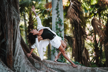 Bailarina en zona arbolada en sevilla bailando