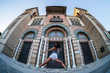 Foto con ojo de pez de una bailarina marcando poses de baile