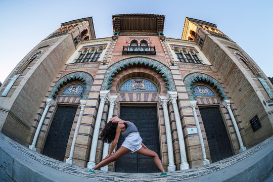 Foto con ojo de pez de una bailarina marcando poses de baile