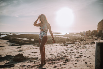 Chica disfrtando de la playa en bikini