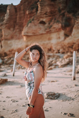 Obraz premium Chica disfrtando de la playa en bikini