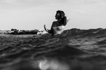 Chica joven guapa en la playa 