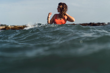 Chica joven guapa en la playa 