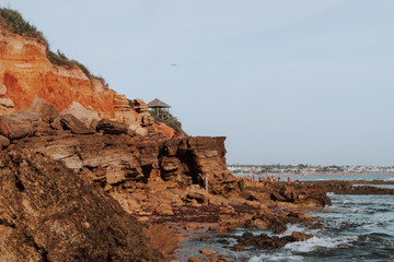 Paisaje con rocas en la playa de la barrosa en chiclana cadiz, andalucia españa