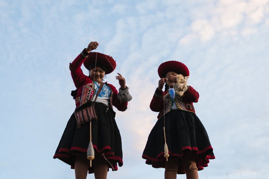 Peruvian weavers fiber spinning