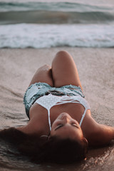 Chica disfrutando en la playa