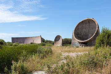 Obraz premium Rare sound mirrors or listening ears. Concrete structures designed to pick up engines of enemy aircraft coming from the channel. Built 1924 on Romney Marsh, UK.