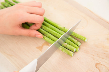 野菜を切る手元