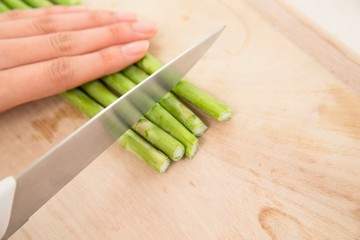 野菜を切る手元