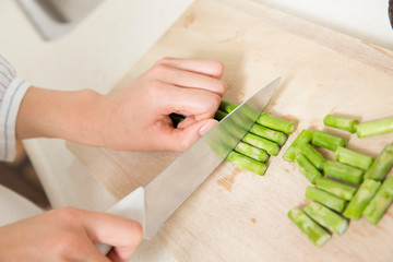 Obraz premium 野菜を切る手元