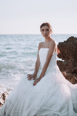 Fototapeta na wymiar Novia en la playa con el traje de boda
