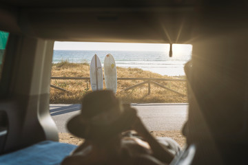 Tablas de surf vistas desde dentro de una furgoneta camperizada