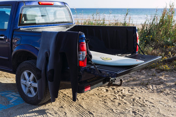 Tabla de surf colocada en la parte de atras de una pickup