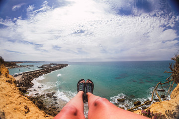 Piernas sobre acantilado