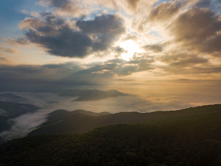 운무가 낀 아침 산