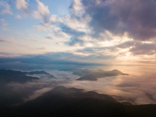 운무가 낀 아침 산