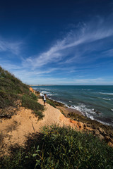 Chico en un acantilado con vistas a la playa